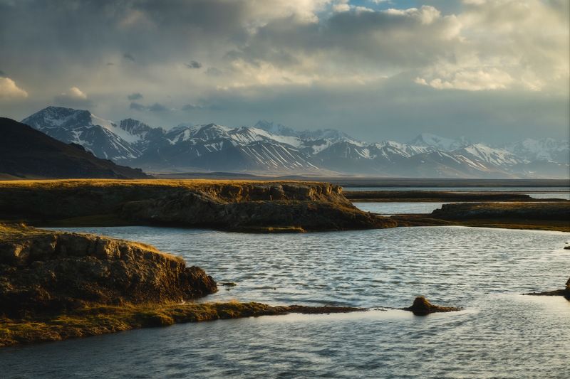киргизия, кыргызстан, азия, горы, луг, скалы, пейзаж, лето, ущелье, джайлоо, озеро, вечер, закат Чатыр Кельphoto preview