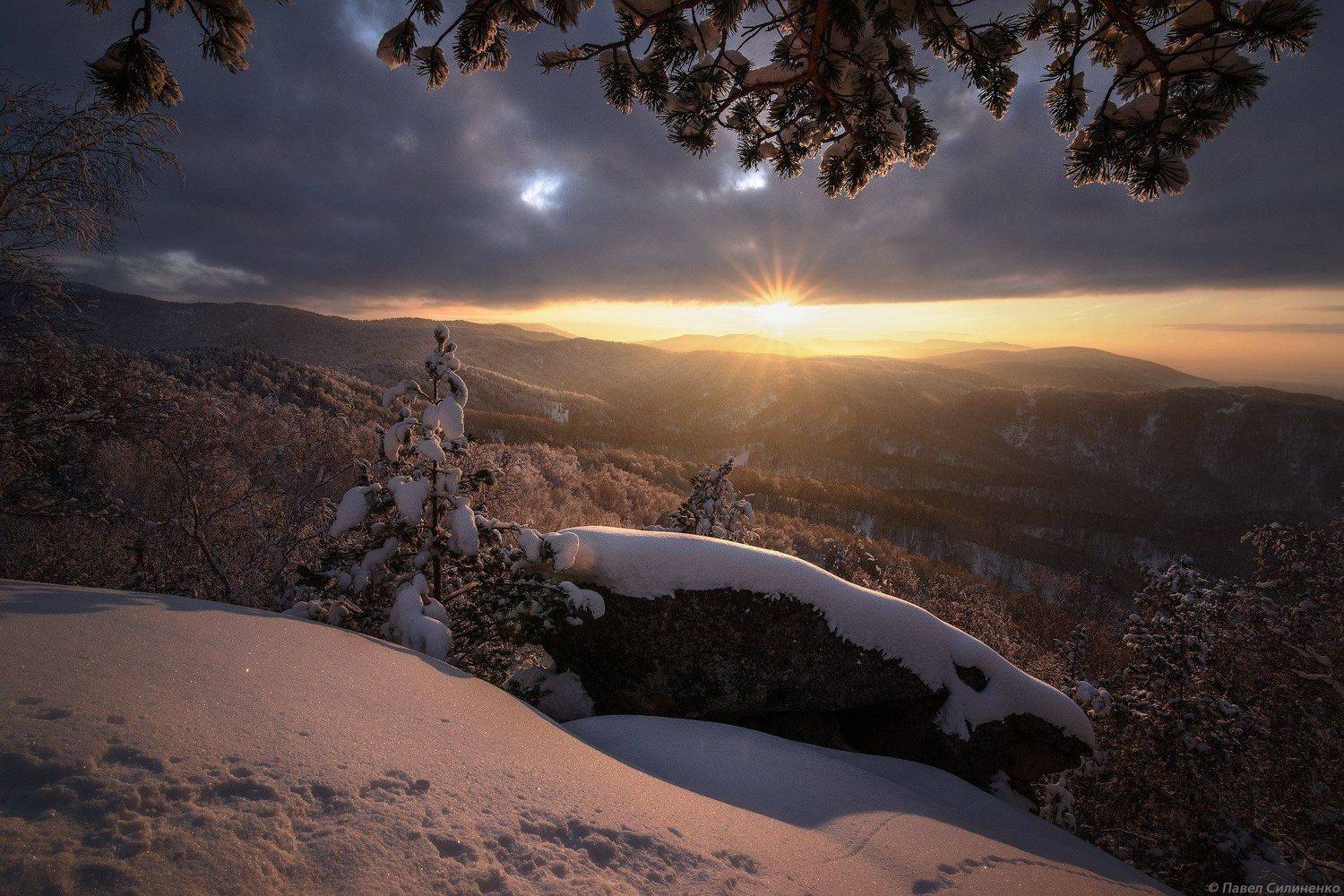 Ноябрь. Автор: Павел Силиненко Пейзаж, Алтай, осень, зима, снег, закат, солнце, тайга, горы, свет, лучи, Павел Силиненко