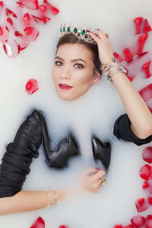 корона съемка в ванной в молоке бьюти портрет Королеваphoto preview