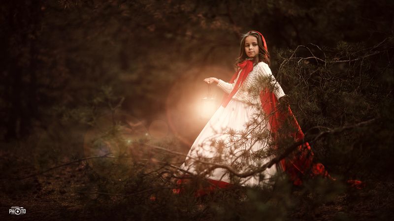 Свет, ребенок, жанр, портрет, лес, фонарик, накидка, красный плащ photo preview