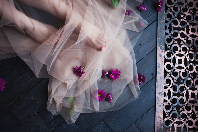 пеньюар, будуар, будуарная фотосессия, цветы, фото ног, атмосферное фото photo preview