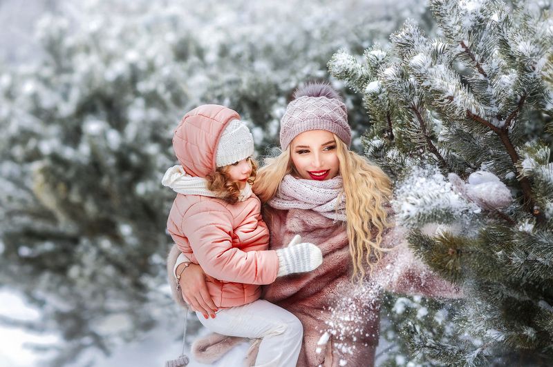 зима,зимняя сказка,снежная зима,зимняя фотосессия,зимняя прогулка,арт,картина,мама и дочь,портрет,семья,зимняя съёмка,снег идёт Зимняя сказкаphoto preview