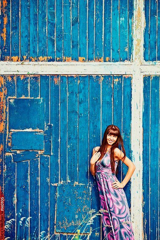 стена, девушка, улыбка ***photo preview