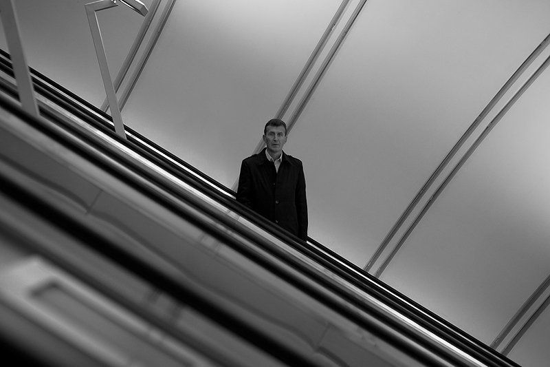 улицы, тень, люди, старик, окна, архитектура, здания, метро ****photo preview