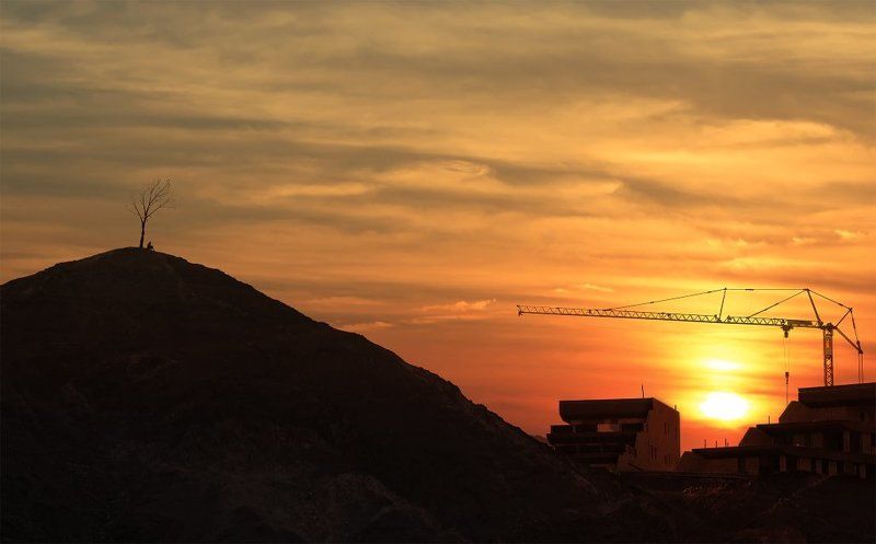 закат, человек, строительство, одиночество Урбанистический этюдphoto preview