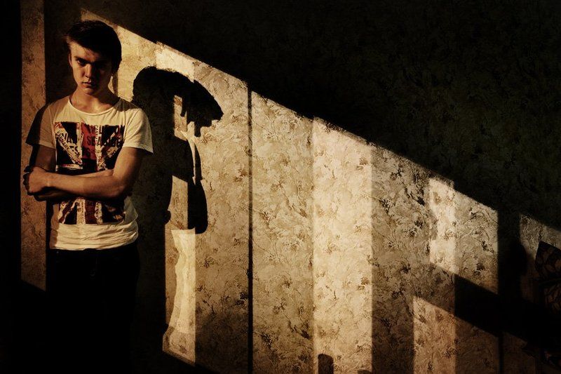 портрет, парни, свет, композиция Yellow Lightsphoto preview