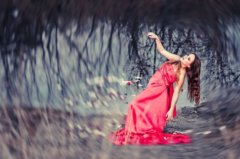 озеро, девушка, розы Cold feelingsphoto preview