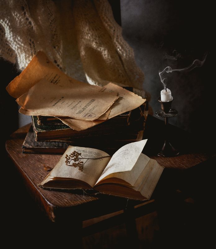 книги, свеча С книгами и платком на стулеphoto preview