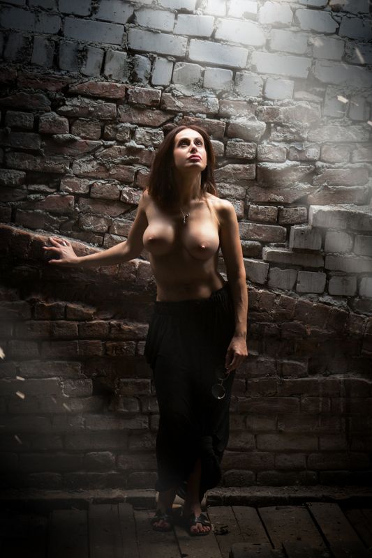 фото , цвет , девушка , гламур , ню , луч , чердак , платье На чердаке ...photo preview