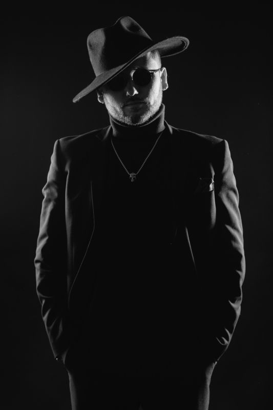 black man hat portrait портрет человек мужчина шляпа чёрный микрофон artist vocalist glasses очки The man in blackphoto preview
