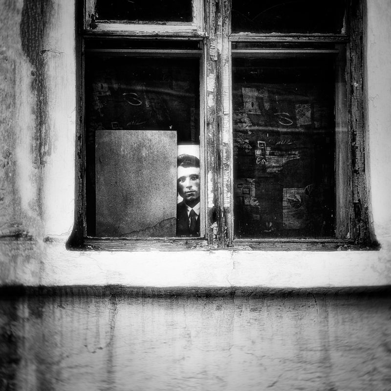 портрет, фотография, окно, черно -белое, рама, стена, фактура Взгляд с обратной стороныphoto preview