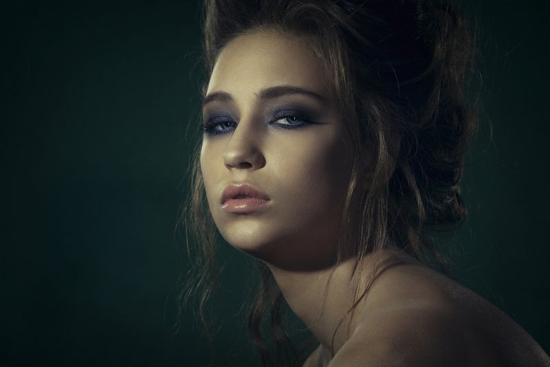 желеный, фон, девушка, макияж, смокиайс тениphoto preview
