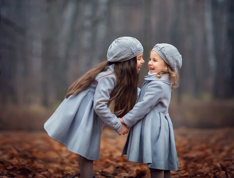 сестры девочки радость осень ноябрь ***photo preview