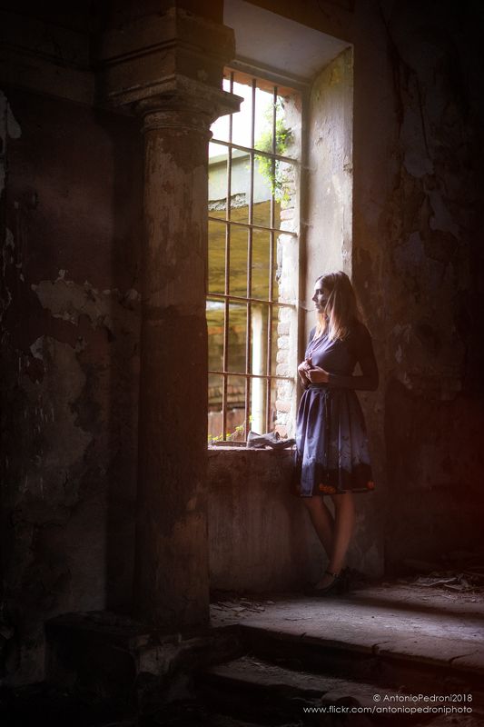 dark, window, house, model, modella, urbex, portrait, halloween memory of the pastphoto preview