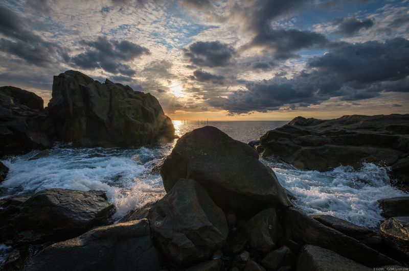 море,крым,утро,камни,саклы,пейзаж,рассвет,волны,пена,облака,берег, Утреннее море в скалах.photo preview
