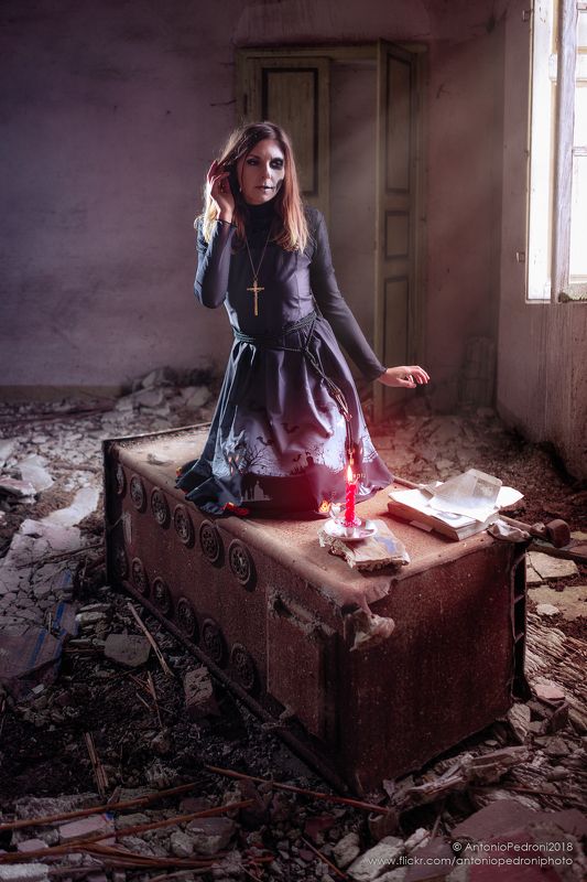 candle, book, window, light, model, modella, urbex, portrait, halloween questa insostenibile leggerezza dell\'esserephoto preview