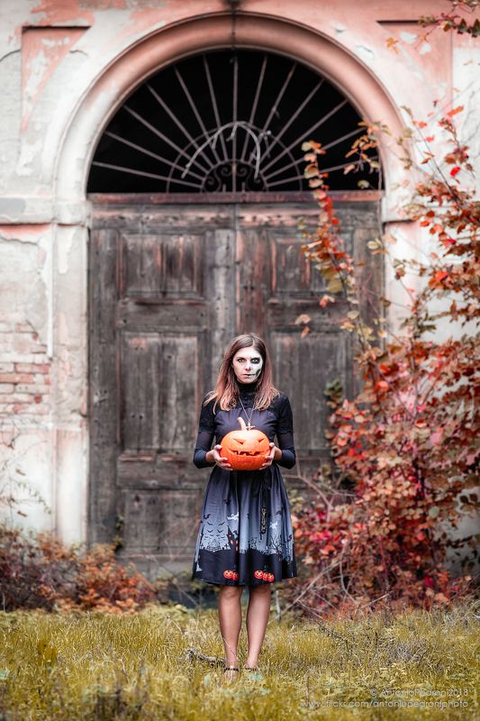 door, pumpkin, house, model, modella, urbex, portrait, halloween Come with mephoto preview