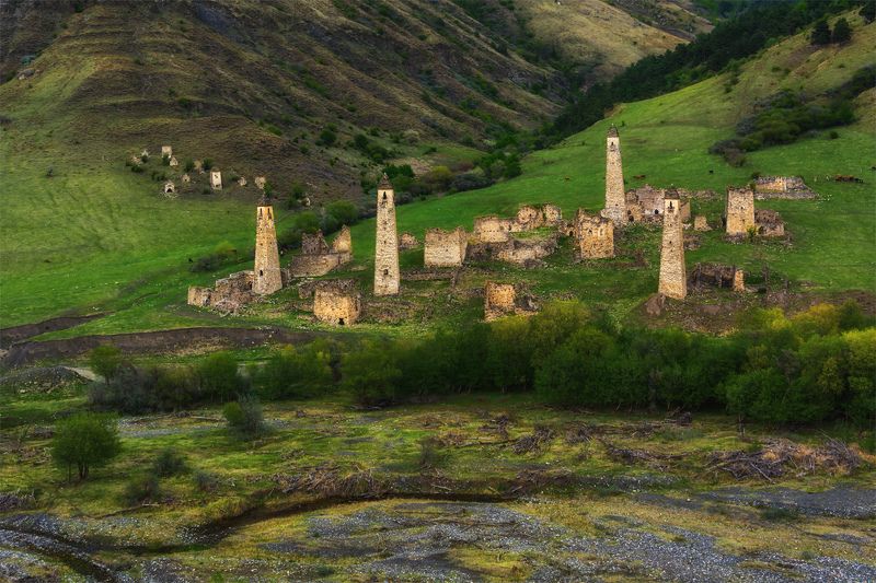 природа, пейзаж, кавказ, горы, весна, вечер, панорама, крепость Боевые башни средневековьяphoto preview