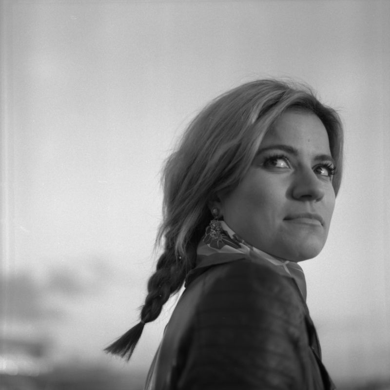 female, woman, portrait, square, 6x6 Mervephoto preview