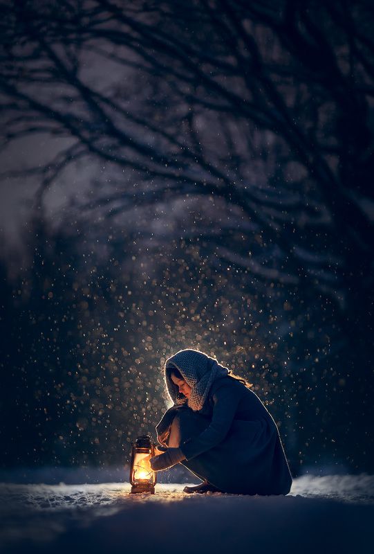 девочка, ночь, вечер, снегопад, свет, фонарь, снег, зимняя фотосессия, фотосессия в лесу, лес, зима снегопадphoto preview
