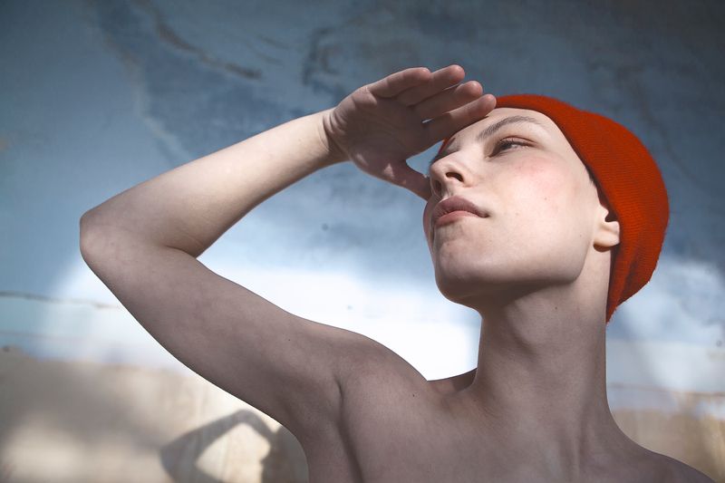 красная шапка В дальphoto preview