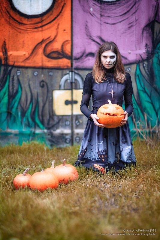 witch, pumpkin, door, painting, model, modella, urbex, portrait, halloween the witchphoto preview