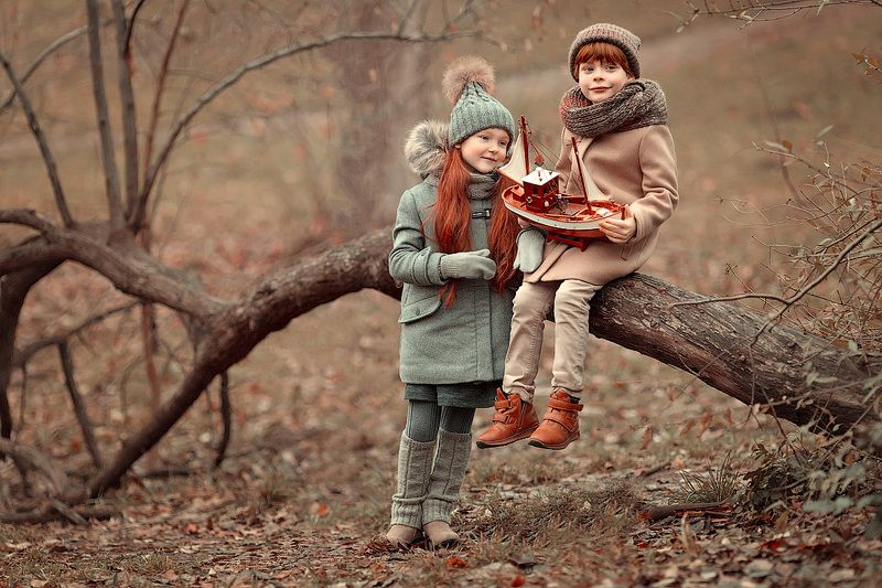 девочка и мальчик,  детская и семейная фотосессия, детский и семейный фотограф, радость, восторг, дружба, любовь, мечта, маленькие дети, детское фото, осень, зима Почти зимняя историяphoto preview