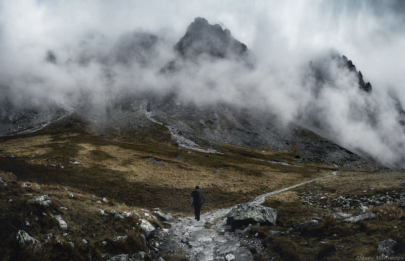Словакия,  mountains, Татры, Slovakia, VysokéTatry, Tatry, tatrywysokie, hightatras, tatrymountains	 Под скалами нависающимиphoto preview