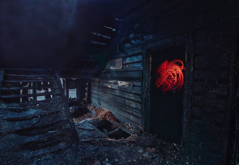 Призраки дыма и огня среди обугленных стенphoto preview