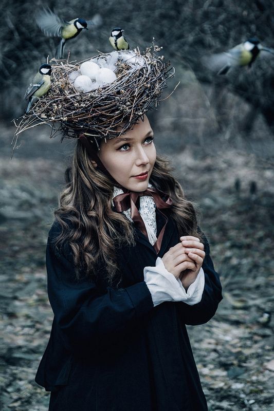 портрет, девушка, модель, парк, картина, гнездо, классика, сюр, синица, птица, шляпа, яйцо Гнездо.photo preview