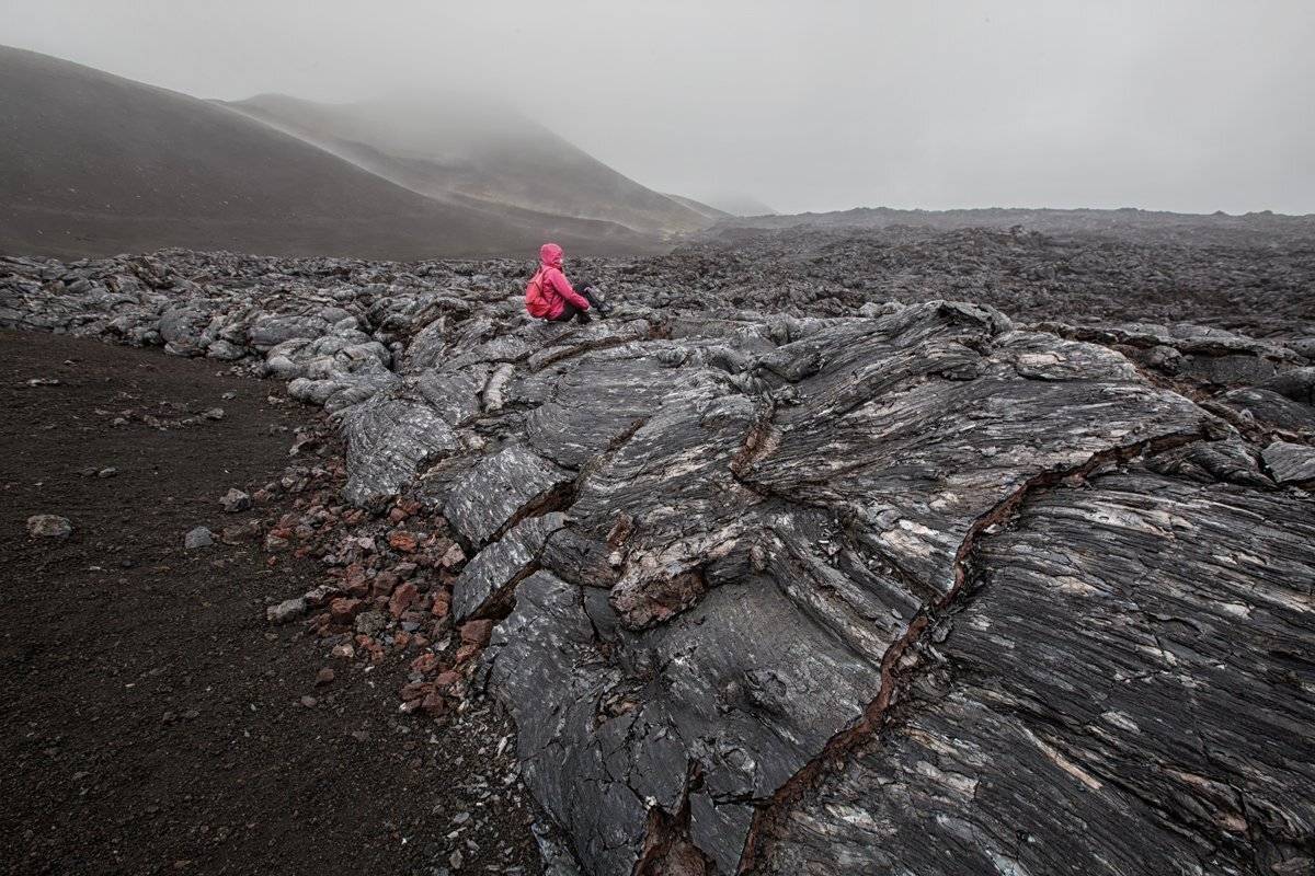 В черных землях. Автор: Elena Pakhalyuk камчатка, россия,лава,лавовое поле,путешественник,турист,туман,сопка,вулкан,природа,пейзаж,фототур, Elena Pakhalyuk