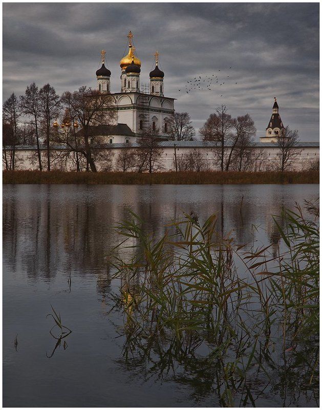 монастырь, озеро, отражения, пейзаж одним осенним днем... IIphoto preview