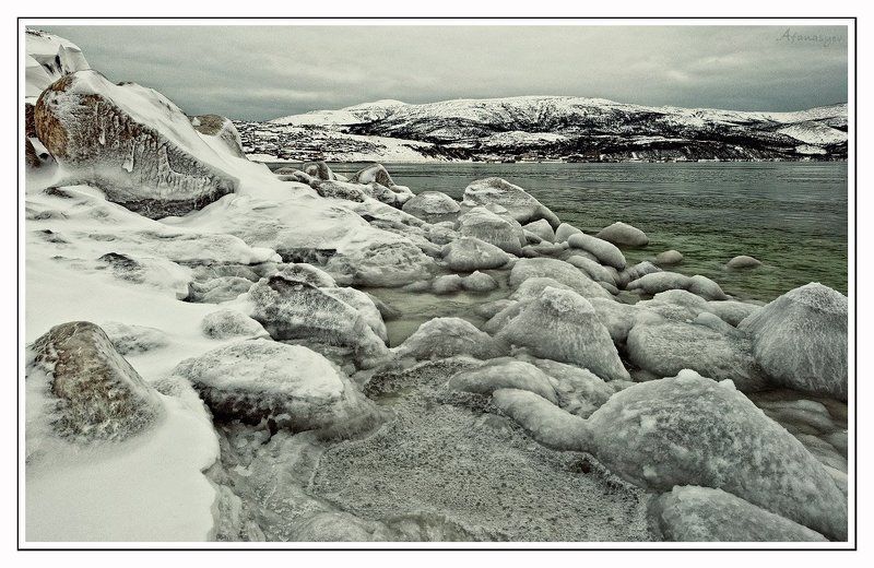 магадан, бухта нагаева, вечер, пейзаж, лед, море, сопки, охотское море, облачно, снег, камни, серость Серое  безмолвиеphoto preview