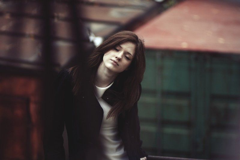 девушка, деревья, волосы, глаза, лицо, молодая Засыпайphoto preview