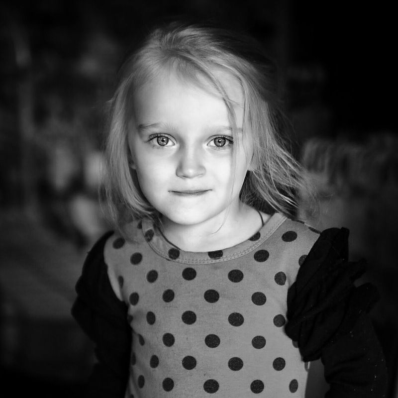 Детство, семья, ребёнок, портрет, девочка, чб, child, childhood, portrait, bnw, family, daylight Черно-белый портрет дочери фото превью