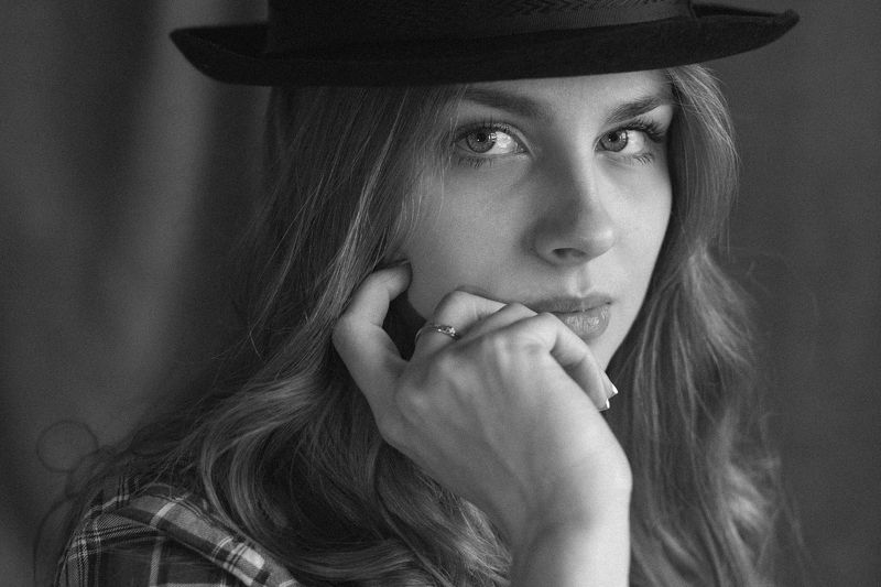 девушка шляпа взгляд bw чернобелоефото холст студия Анастасияphoto preview