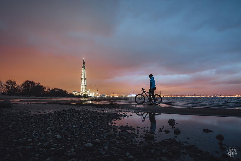 город, небоскреб, питер, санктпетербург, петербург, россия, велосипед, вечер, ночь, залив, свет, архитектура, человек, облака, закат Этому городу нужен геройphoto preview