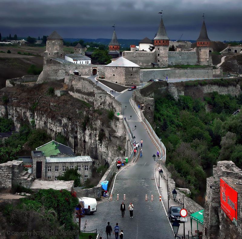 украина, каменец-подольский, замок Длинная дорога к фортецииphoto preview