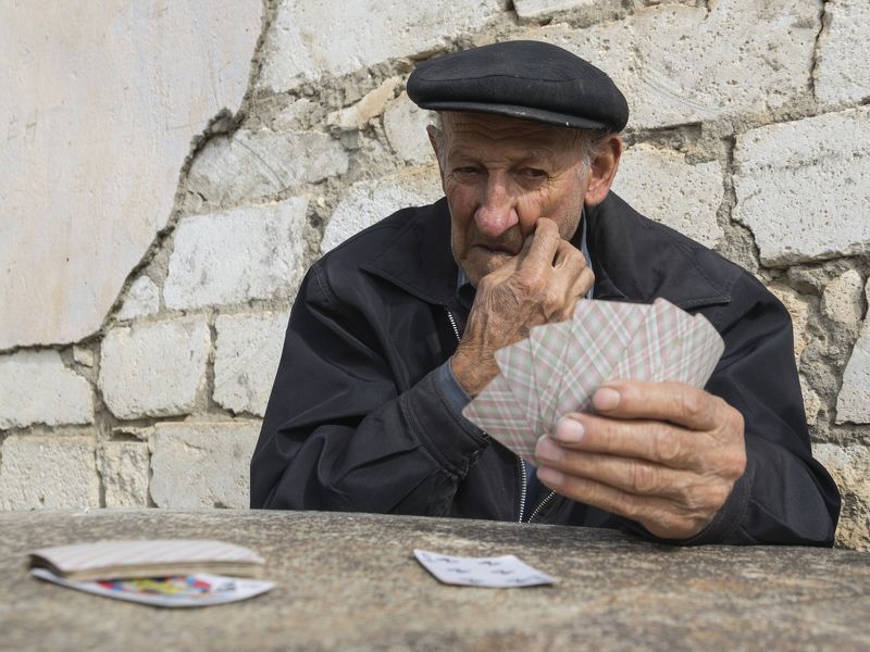 портрет, лицо, взгляд, эмоция, жест, старик, мужчина, люди, человек, игра, карты, досуг, село, деревня, путешествие, снг, армения, нагорный карабах, арцах, тох, тог, туг Решающий ходphoto preview