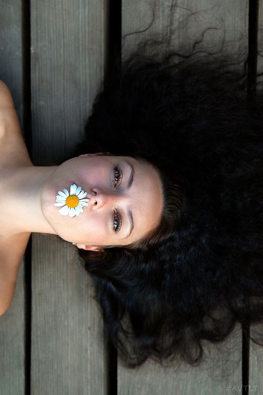 лицевой портрет, ромашка, лежа, сверху Вераphoto preview