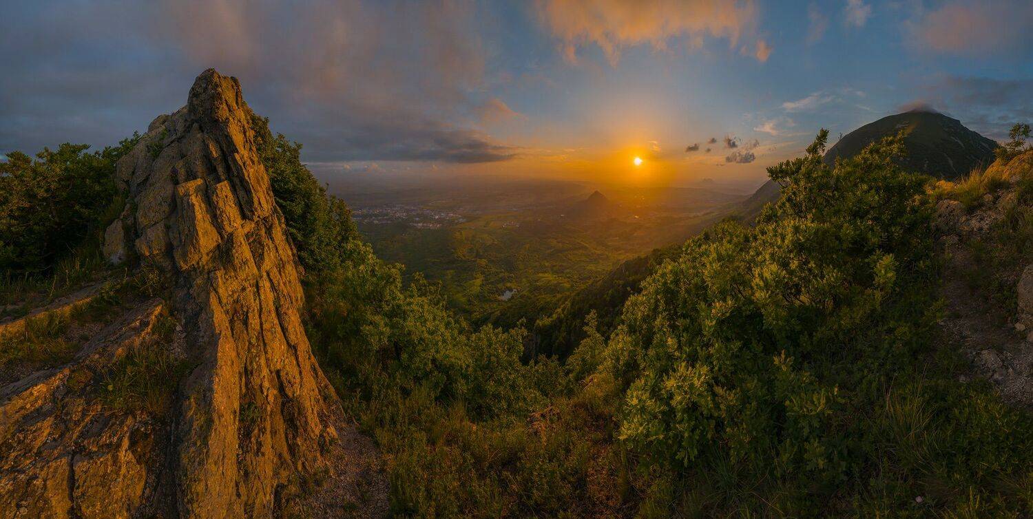 Весенний закат на склоне Бештау. Автор: Лашков Фёдор pentax645z, pentaxrussia, pentax, ставропольский край, путешествие, фотоальбом, природа, горы, бештау, кавминводы, закат, дуб, роща, весна, скалы, скала, Лашков Фёдор