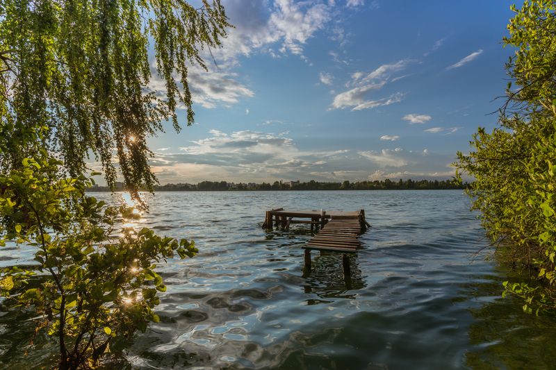 озеро, лето, вечер, закат, вода, мосток Ветер лениво иву колышет...photo preview