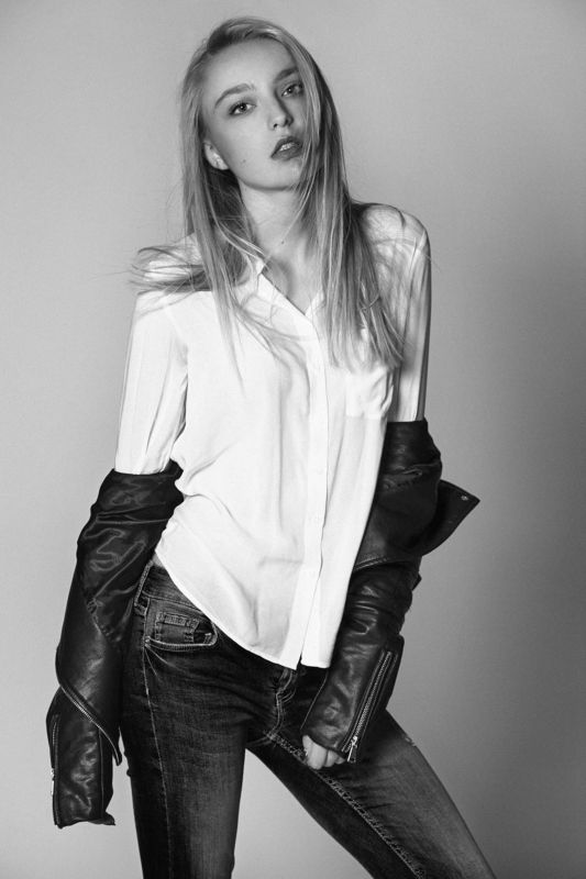 Pose , Asen Andreev , Asen Andreev Photography , Posing , Fashion , Portrait , Model , Portrait , B&W , Studio , Black & White, Monochrome , Contrast Ivenaphoto preview