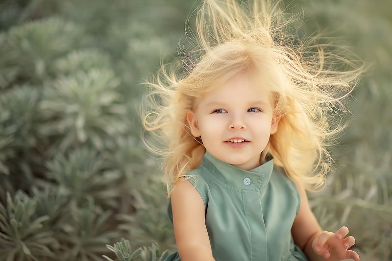 девочка ветер закат Ветер в волосахphoto preview