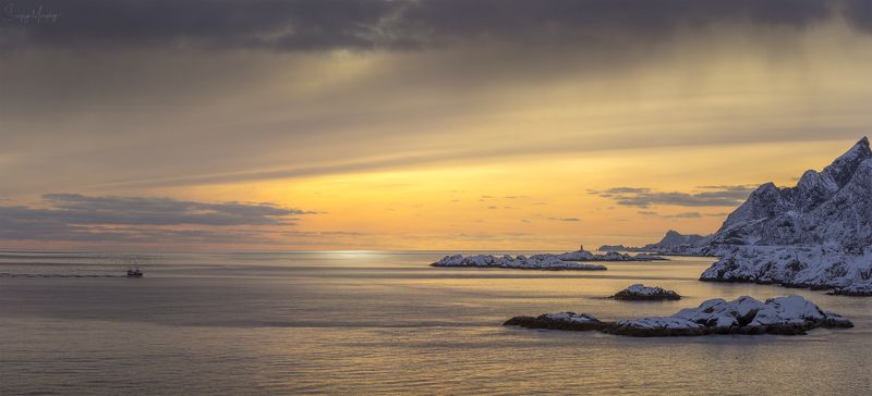 norway lofotens hamnoy Fishermans\' boat coming home. (Panorama)photo preview