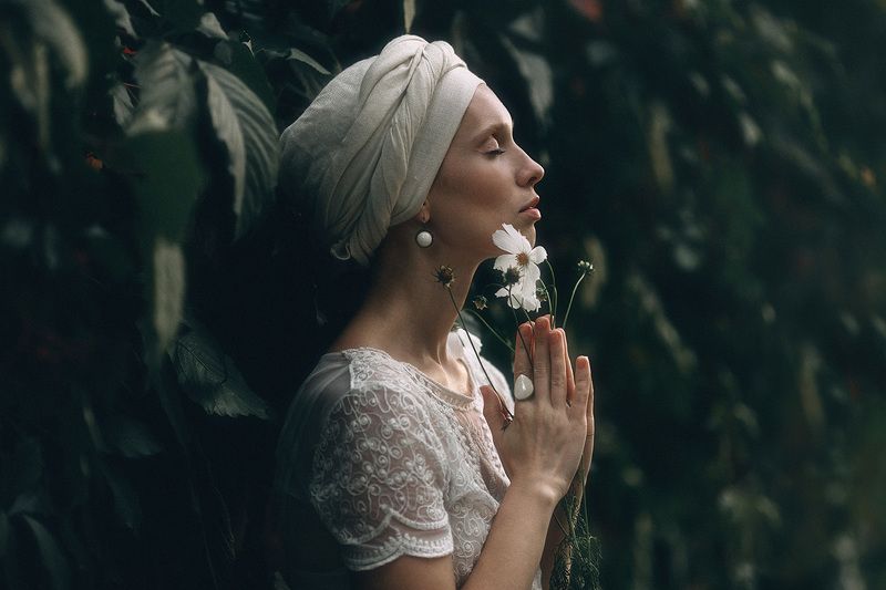 Портрет, женский портрет, цветы, девушка с цветком photo preview