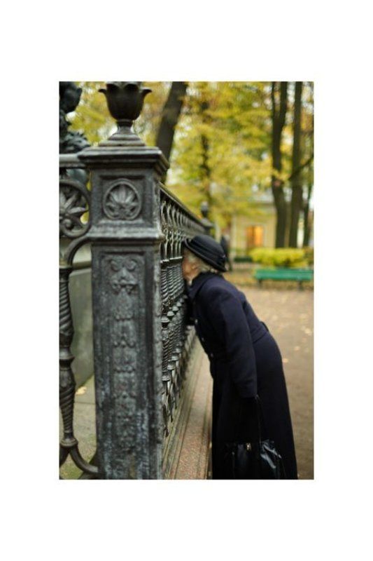 петербург, летний сад, бабуся, пялится Познать себя через Крыловаphoto preview