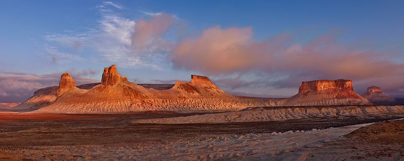 плато устюрт, казахстан Горят Устюртские кострыphoto preview