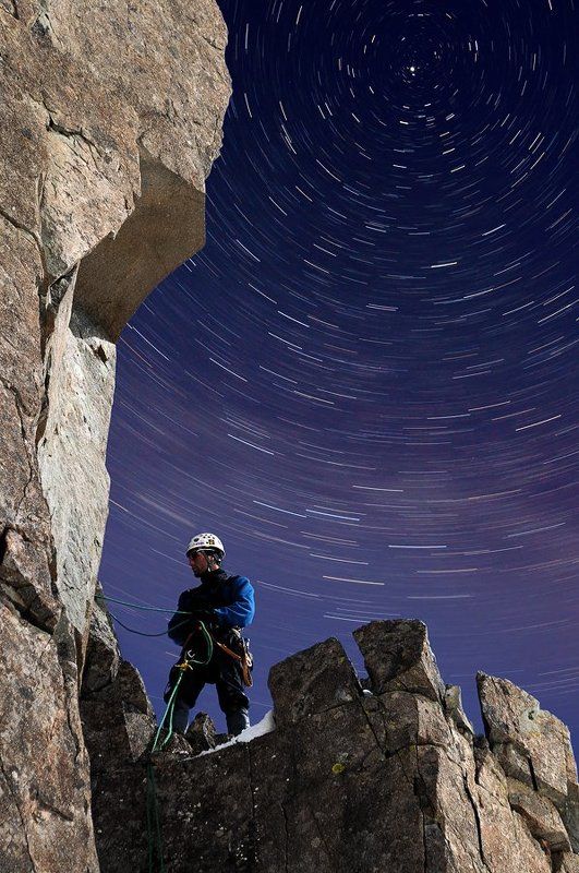 горы, снег, скалы, камни, небо, ночь, звёзды, астро, альпинизм, альпинист, 2011, россия Утро альпинистаphoto preview