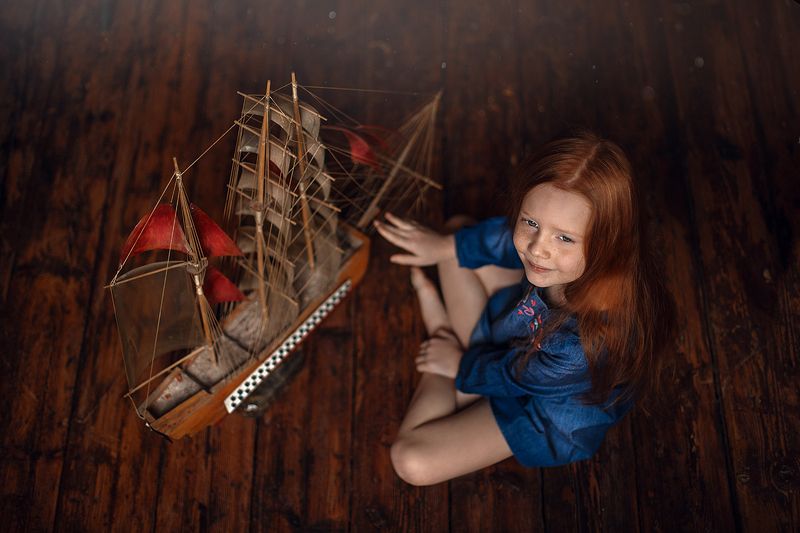 девочка, вид сверху, игра, кораблик Алые парусаphoto preview